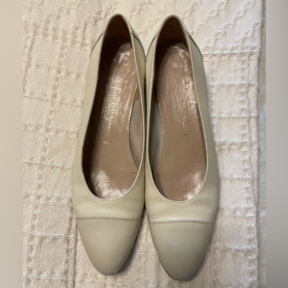 Vintage Salvatore Ferragamo Two Toned Cream/Beige Kitten Heel Size 10